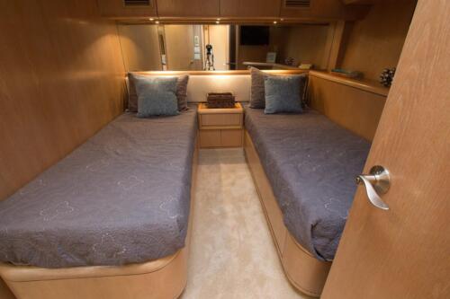 Luxury Yacht Port Room - Bedroom